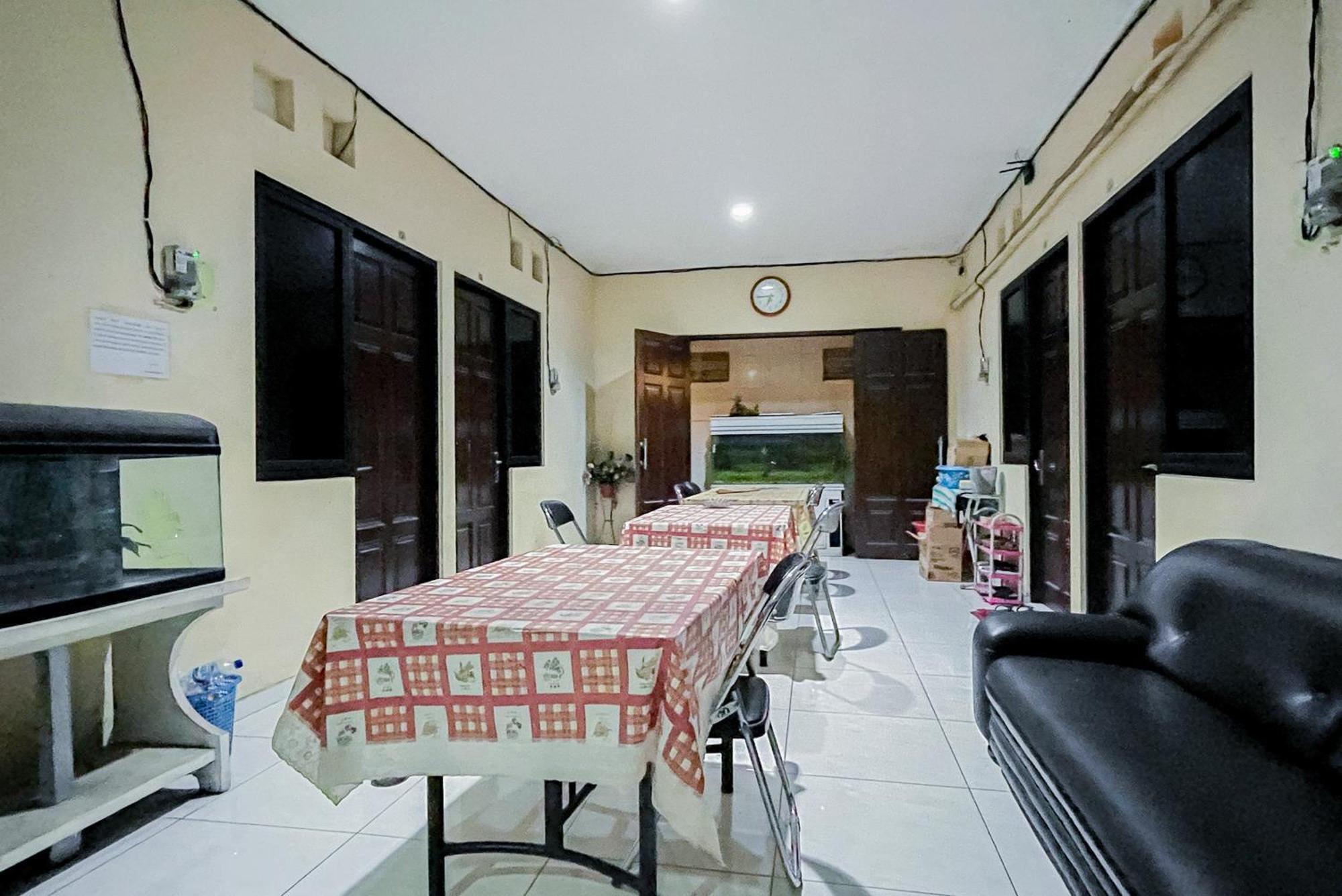 Reddoorz At Graha 99 Simomulyo Ξενοδοχείο Σουραμπάγια Εξωτερικό φωτογραφία